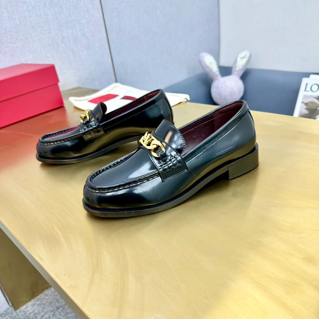 👟👟Ex-factory price 640👟👟 (genuine leather sole) 2024 [VALENTINO] Valentino's early spring fashionable slip-on loafers are hot new🆕 Versatile style with temperament💃🏻 Slay the whole audience immediately when you put it on [Love] The ultra-simple design is more timeless and attractive! Fashionable and neat feeling, it is a magic tool for increasing your height and slimming down ✨ The shoe collar is specially added with anti-wear latex! You won't feel tired after walking all day long🦶🏻 The upper is made of open-edge beaded cowhide fabric and matched with calfskin lining, which is full of texture. The bottom thickness is 4.0cm. Color: black, brown, coffee. Size: 35-40. Available from factory.